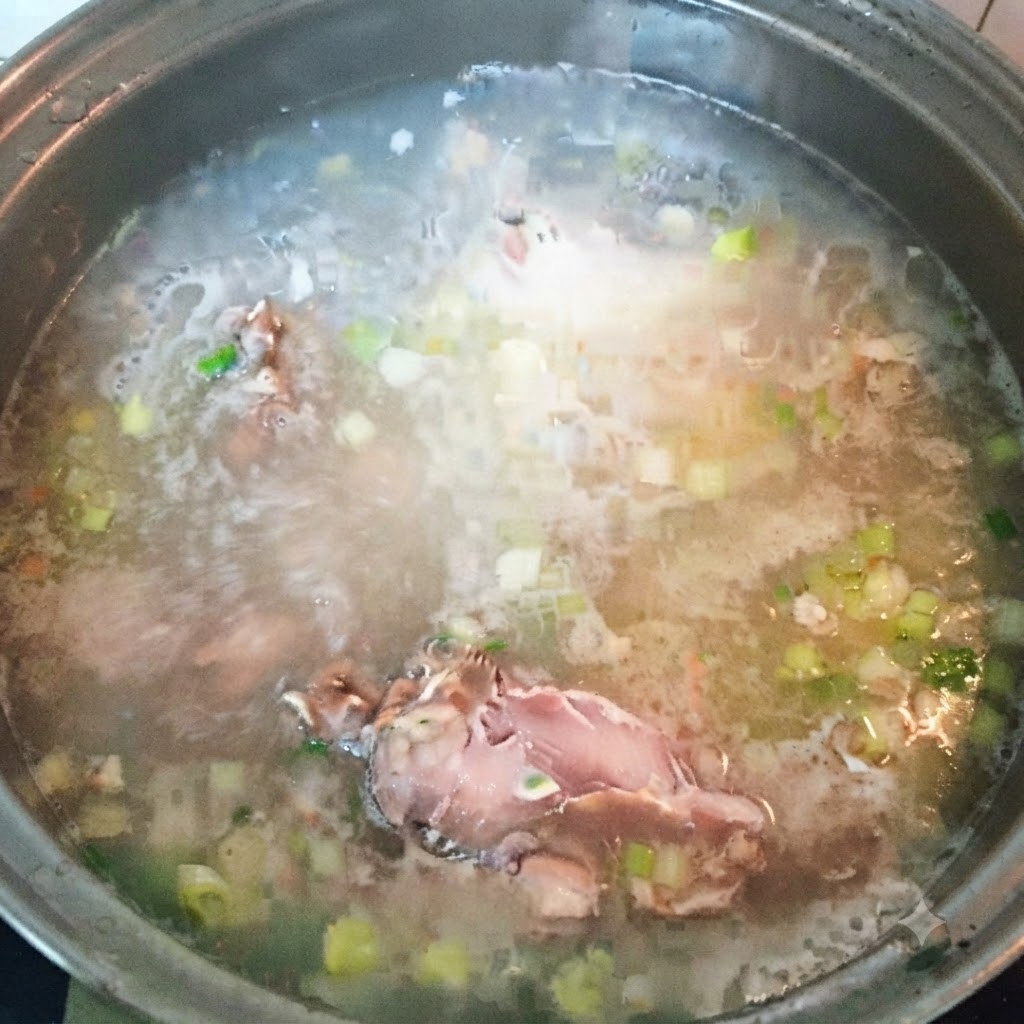 将剩余的鱼块放入沸腾的鱼汤中。