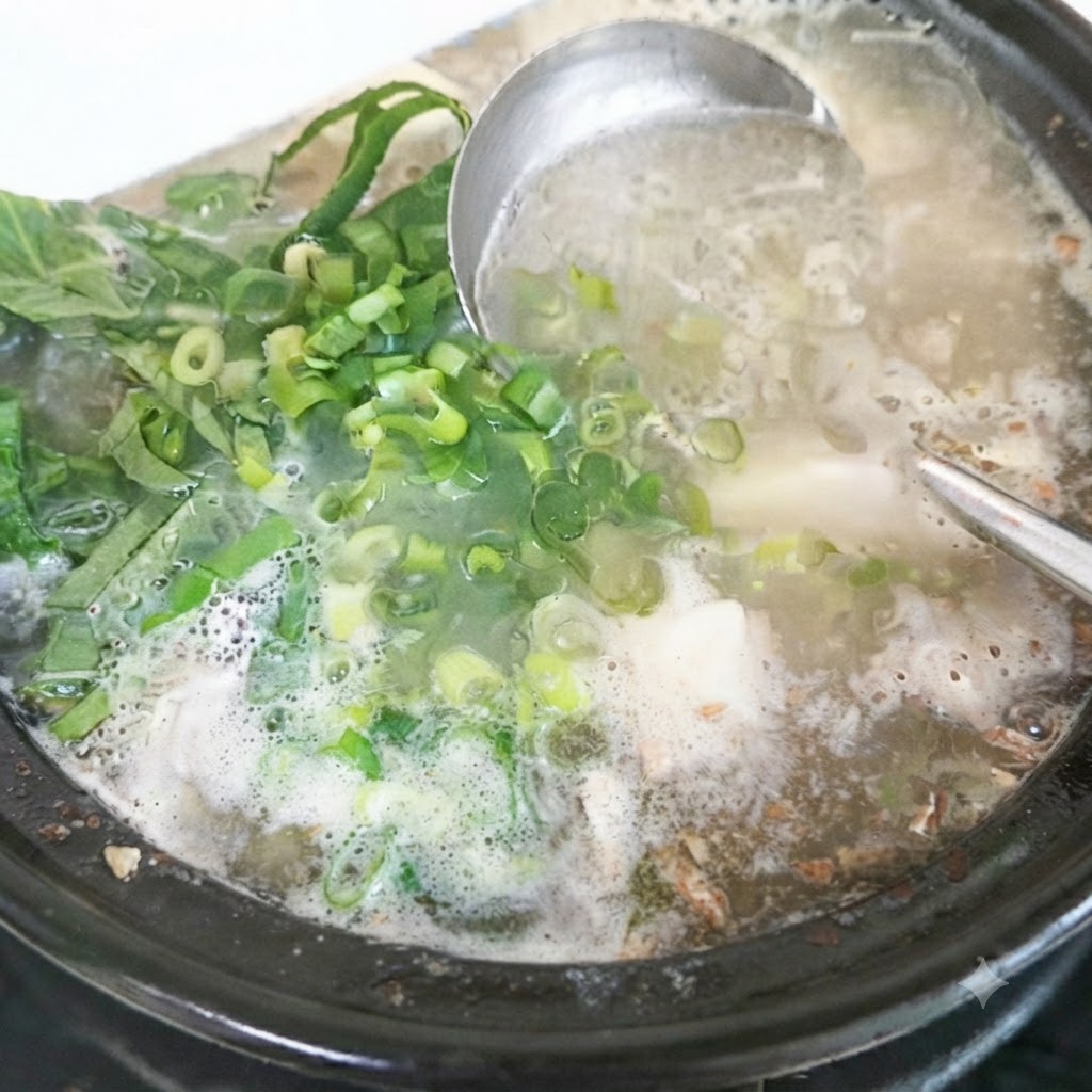 新鲜的紫苏叶和切碎的小葱被撒入完成的汤锅中。