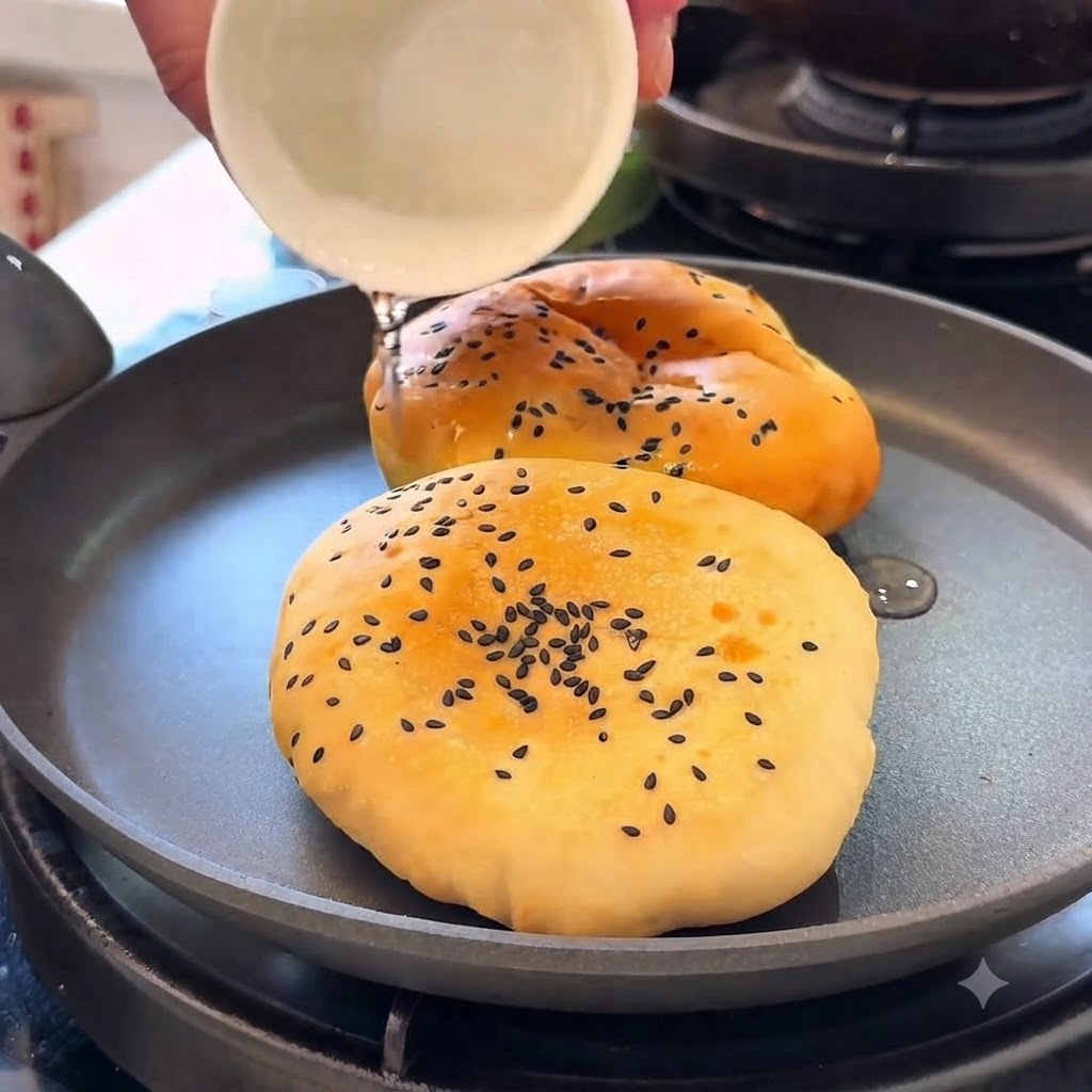 少量の水を入れたフライパンに入れ、蓋をして温められているバーガーバンズ。