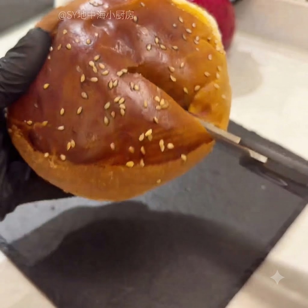 キッチンバサミで切り開かれ、中の柔らかいパンがくり抜かれているハンバーガーバンズ。