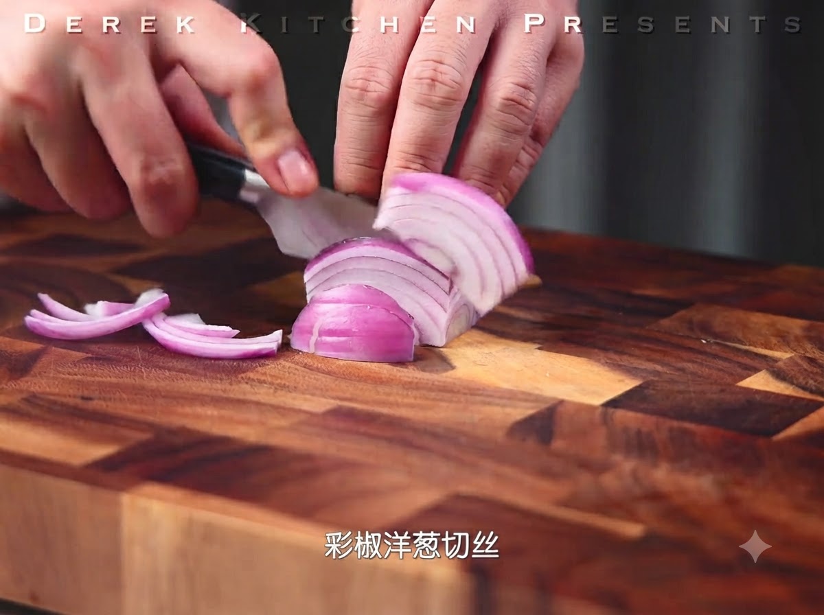 白いマッシュルームが木製のまな板の上でナイフによって均等な大きさにスライスされている様子。