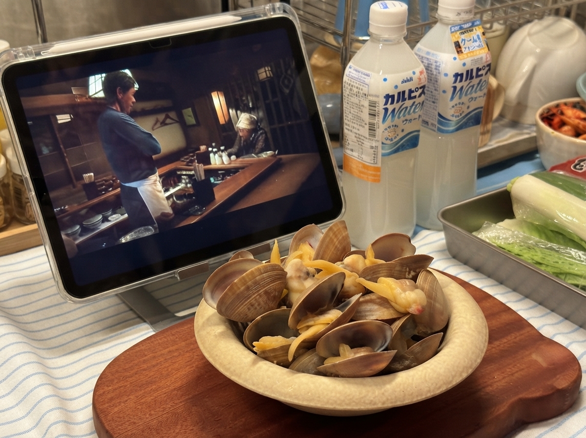 パセリフレークと黒こしょうで彩られた、調理済みのバターあさりのボウル。