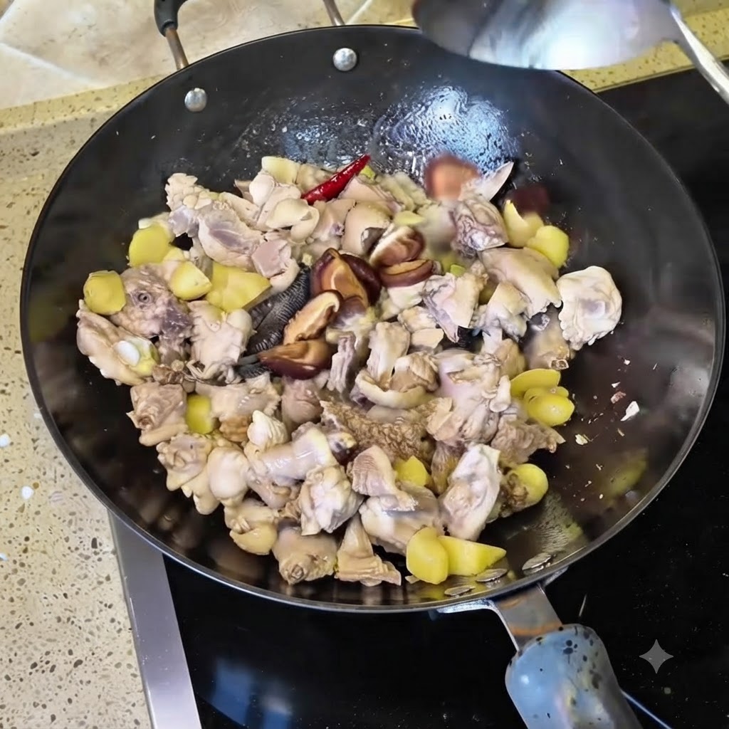 水で戻した干し椎茸を、鶏肉や香味野菜の入った中華鍋に加える様子