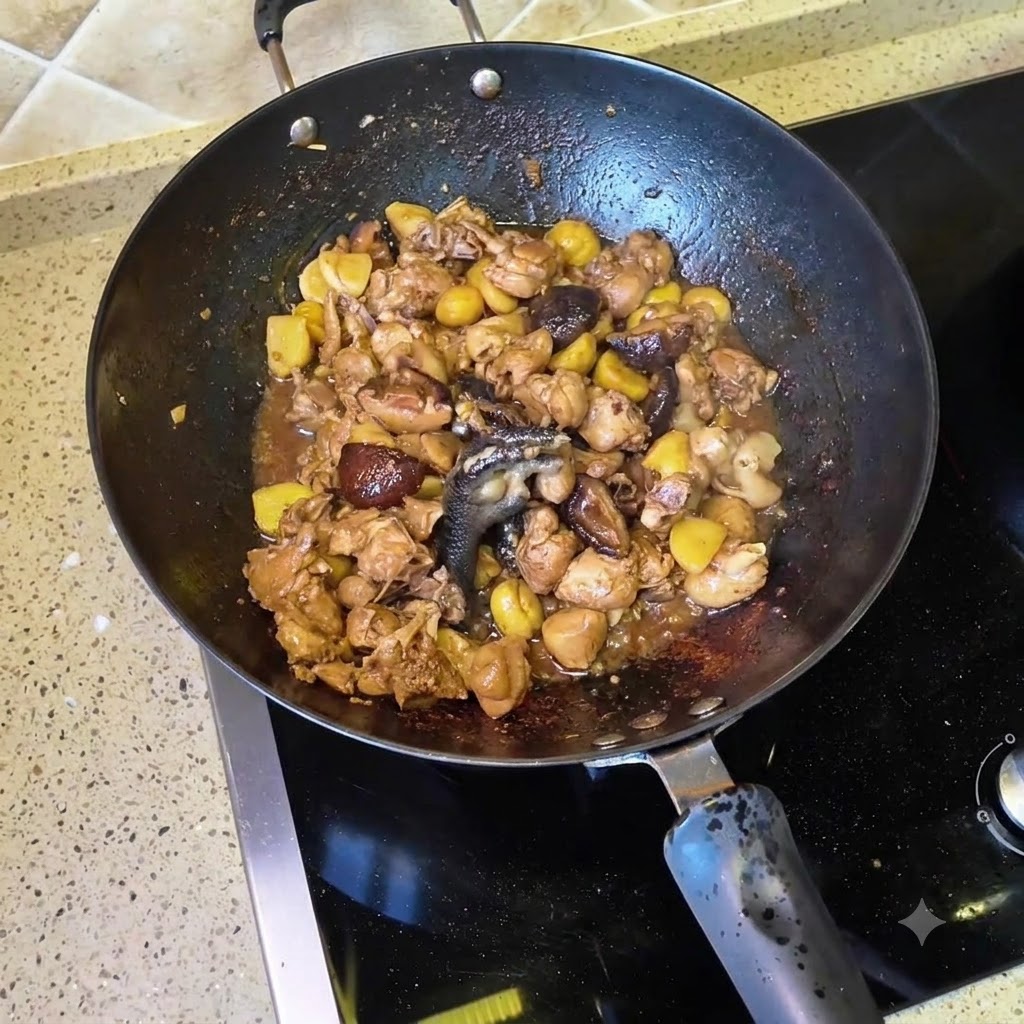 炒めた鶏肉と椎茸が入った中華鍋に水を注ぎ入れる様子