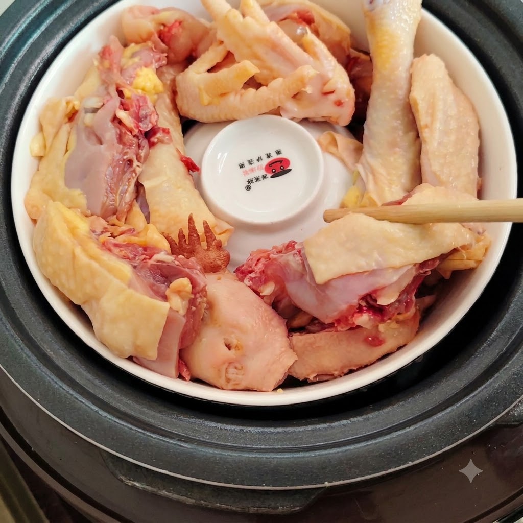 逆さの小鉢の周りに並べられた鶏肉の上に、指で食材を置いている様子。