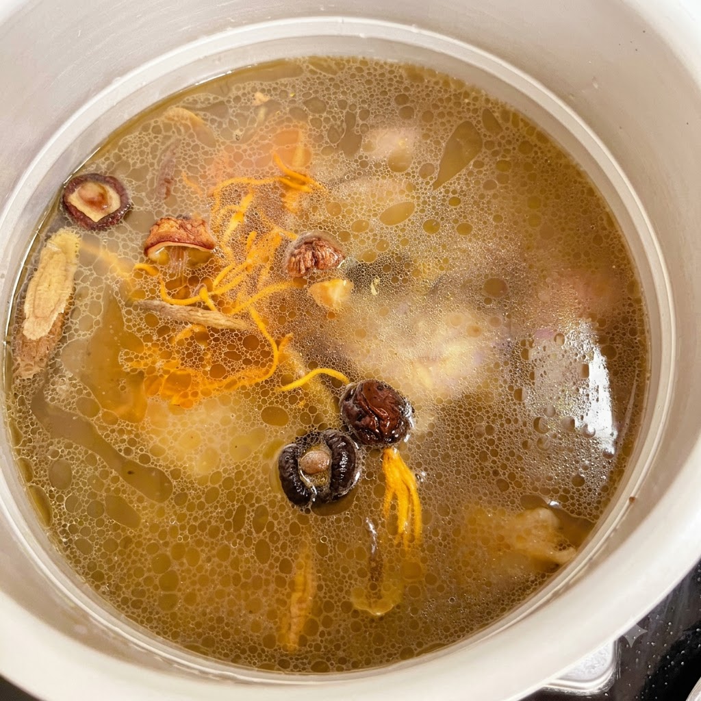 鶏肉とスープが入った圧力鍋に塩を加えている様子