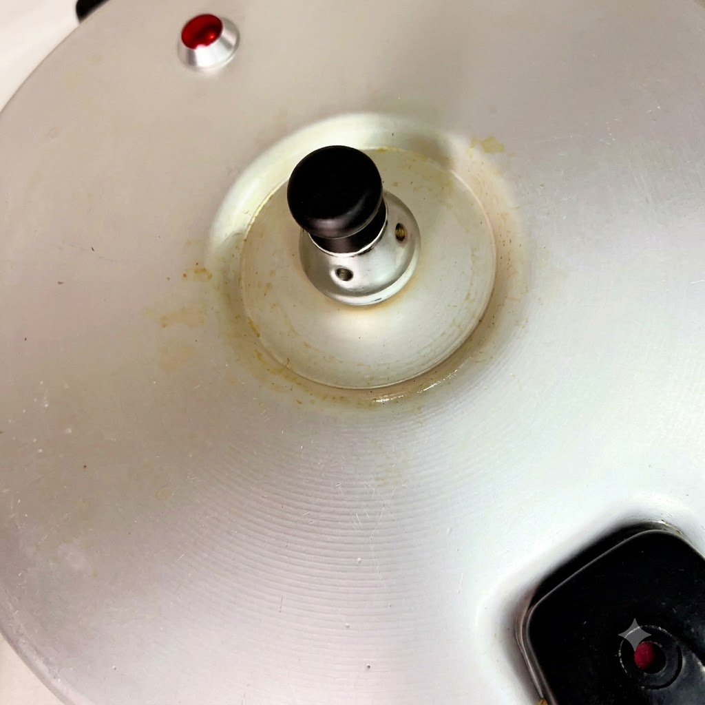 湯気の立つ圧力鍋になつめを入れている様子