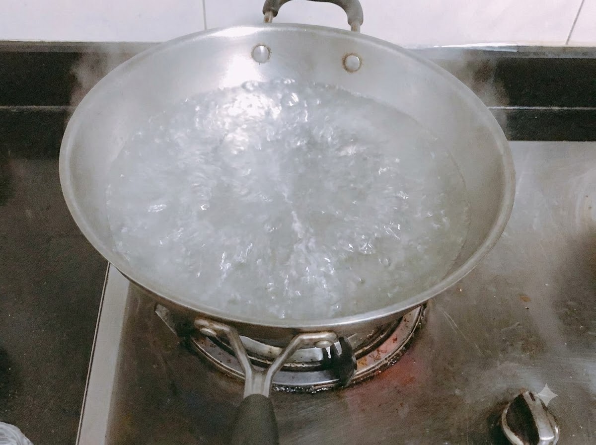 塩を加えた沸騰したお湯の中で茹でられているロングパスタの麺。
