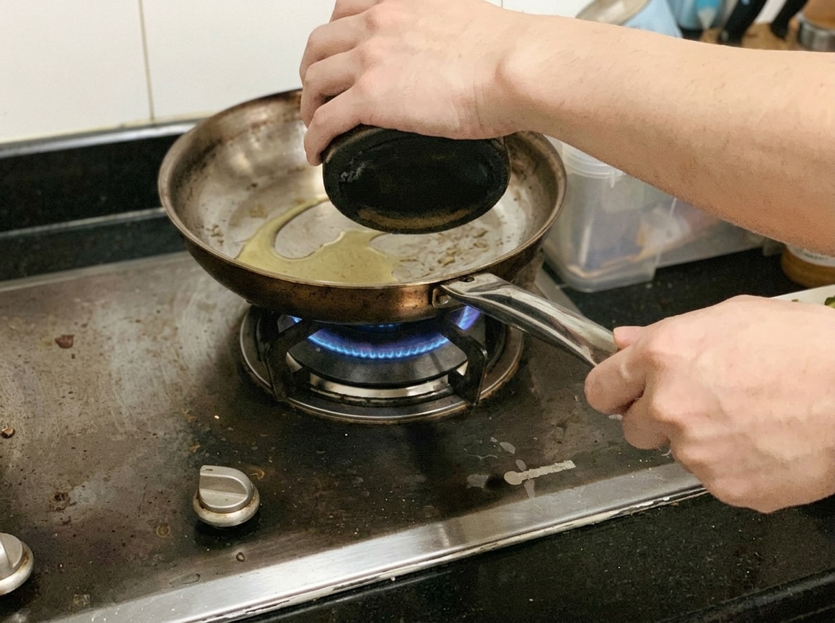 フライパンの上で黒こしょうで味付けされながら炒められている鶏胸肉のスライス。