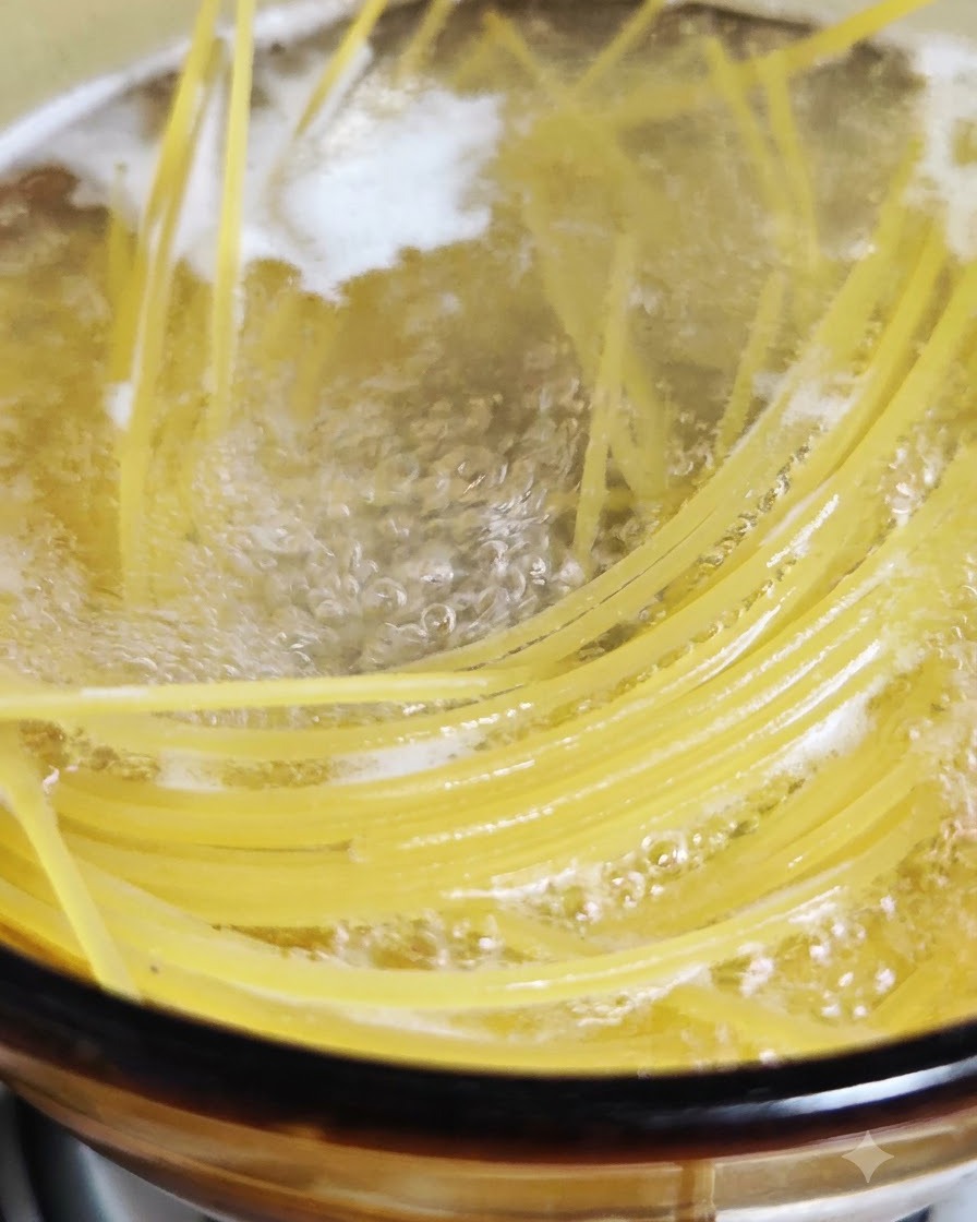 塩を加えた沸騰したお湯の鍋の中で、調理されて泡立つスパゲティの麺。