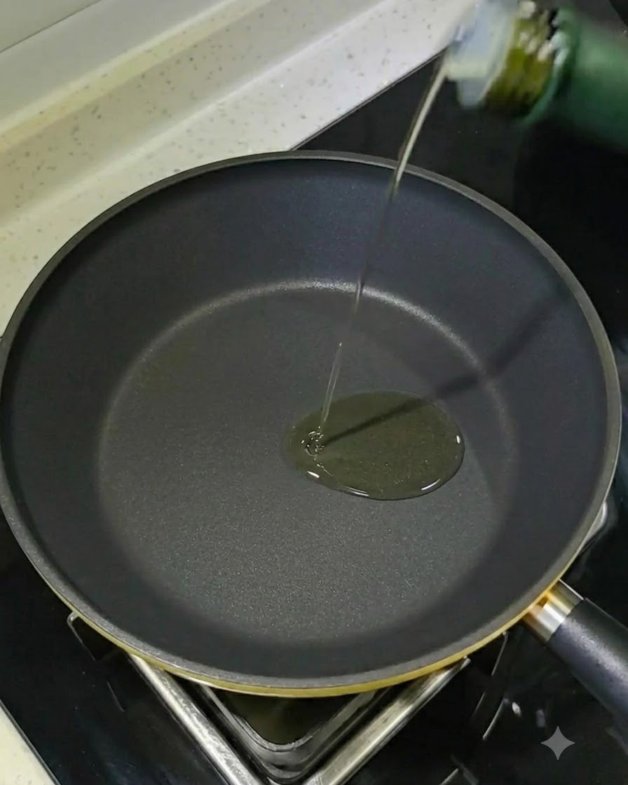 油を熱したスキレットでむきえびをきつね色になるまでソテーしているところ。