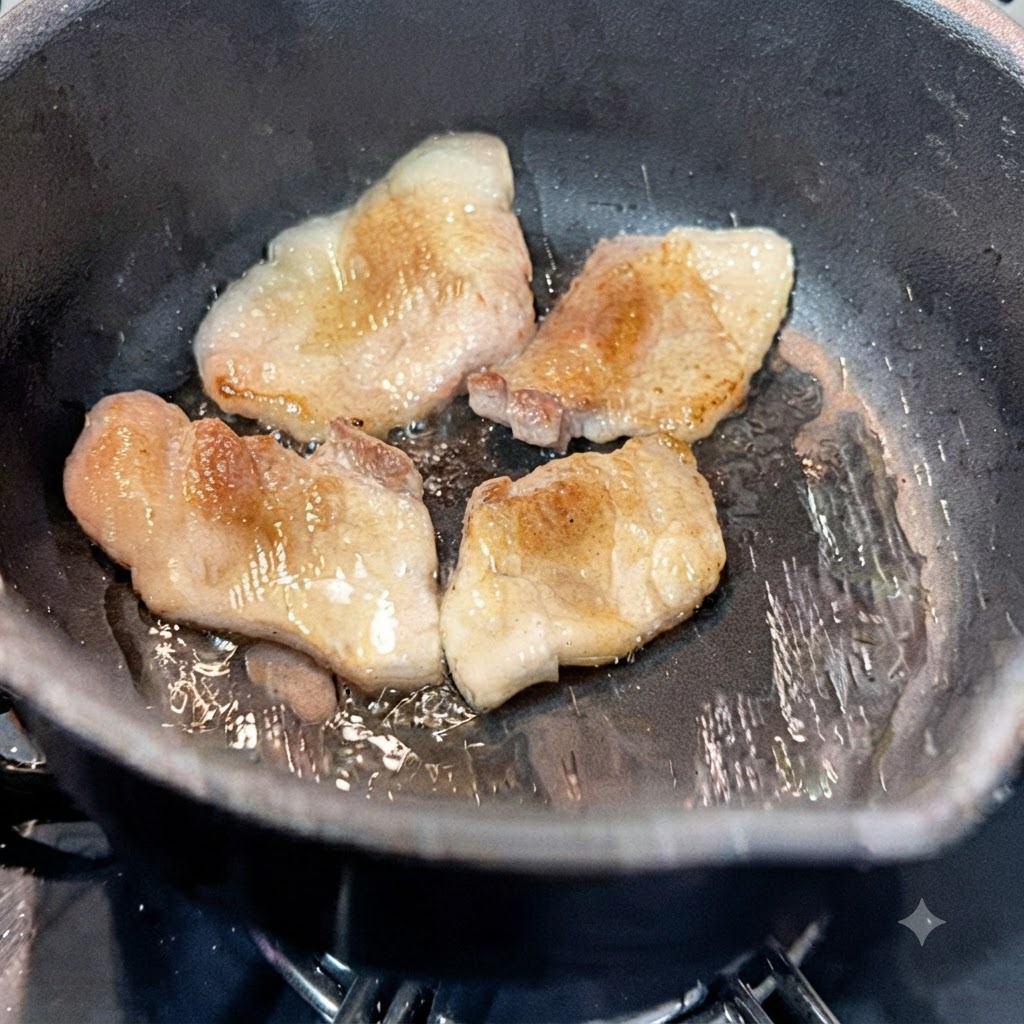香ばしく炒めた豚バラ肉が入った熱い鍋に、水が注がれている瞬間。