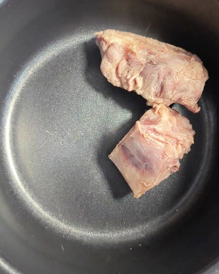 きれいに洗った炊飯釜の中に入れられた豚骨。