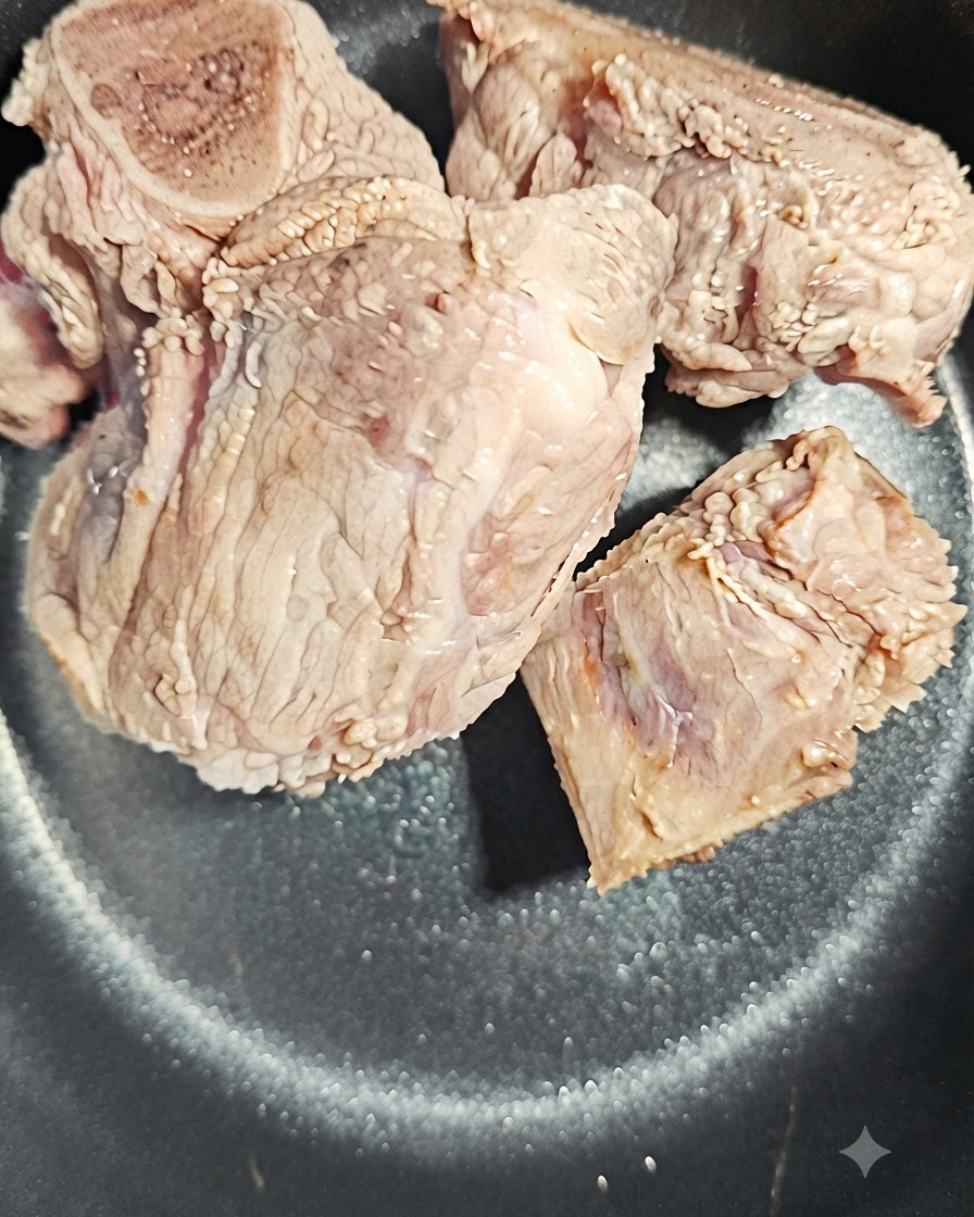 豚骨の横に置かれたトウキのスライス。