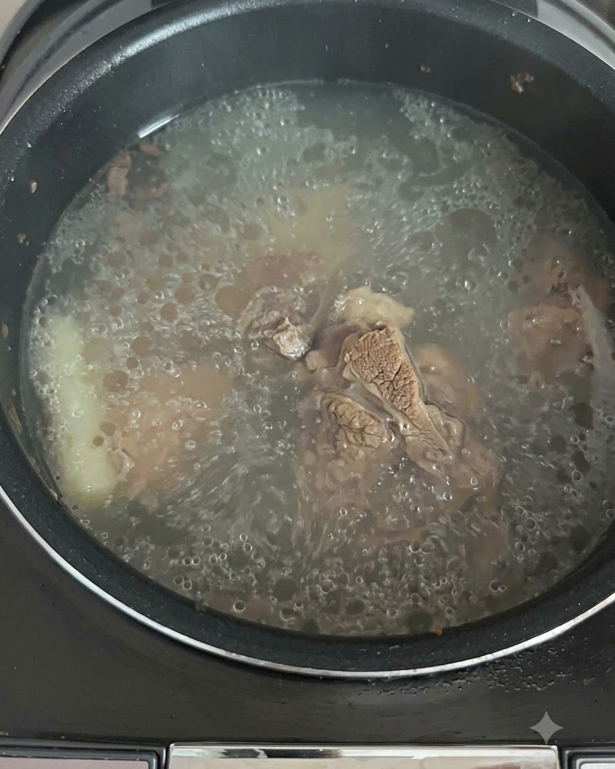 炊飯器の中でぐつぐつと煮立つスープ。