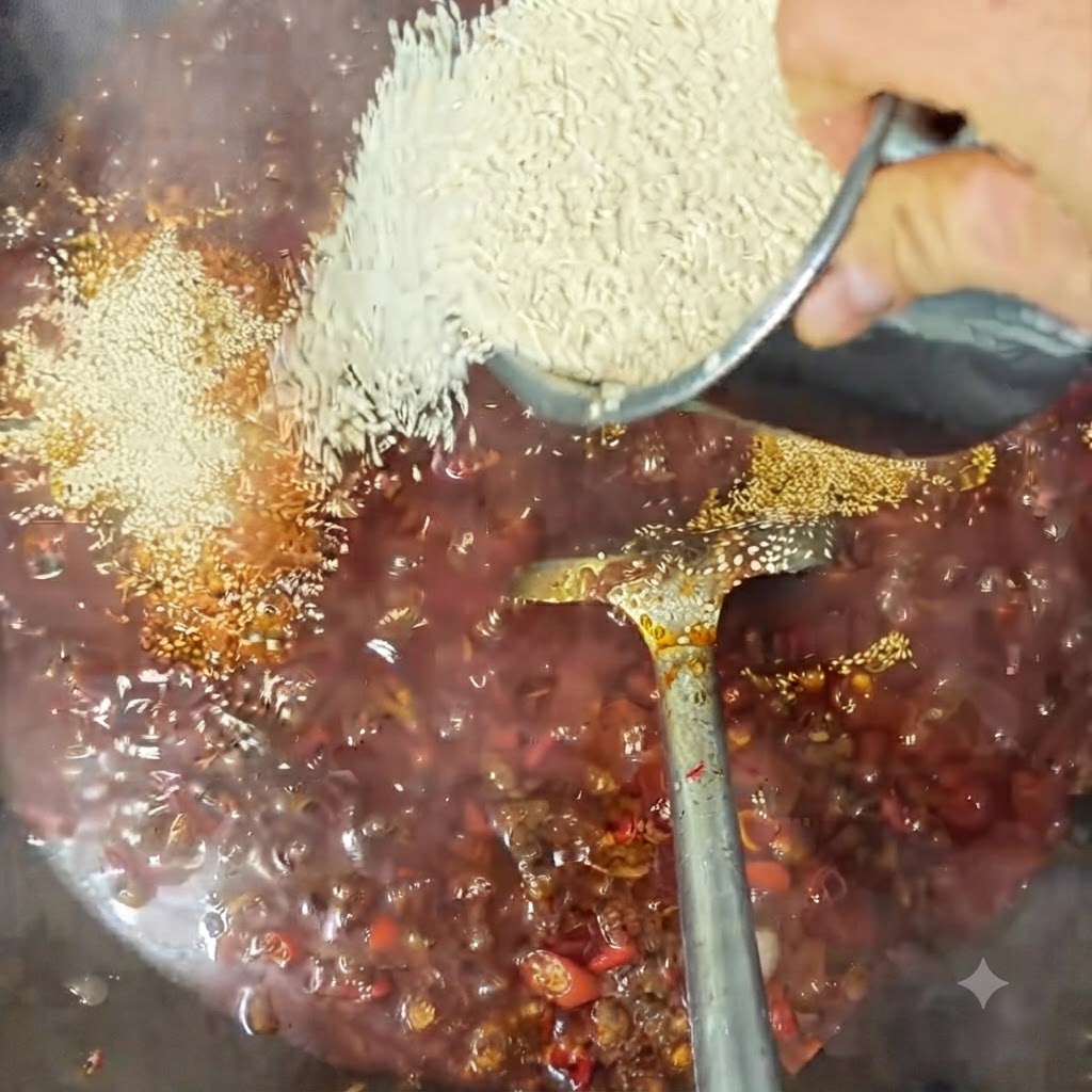 中華鍋でグツグツと煮えるソースに白ごまを振りかけている様子。