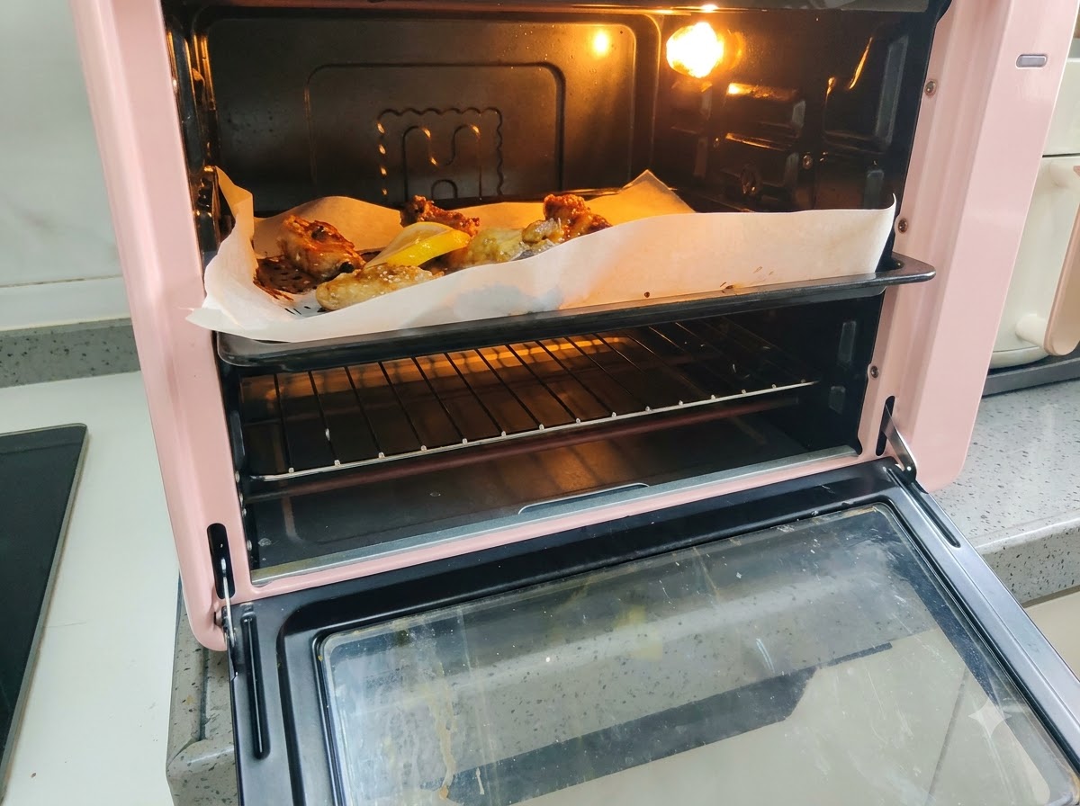 焼いている豚スペアリブの横に、新鮮なレモンスライスを並べている様子。