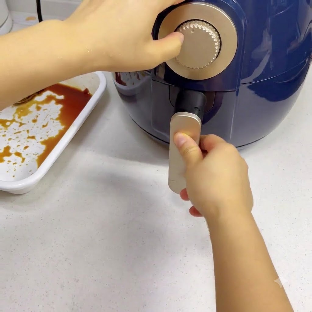 エアフライヤーのダイヤルを回して温度と時間を設定している様子。