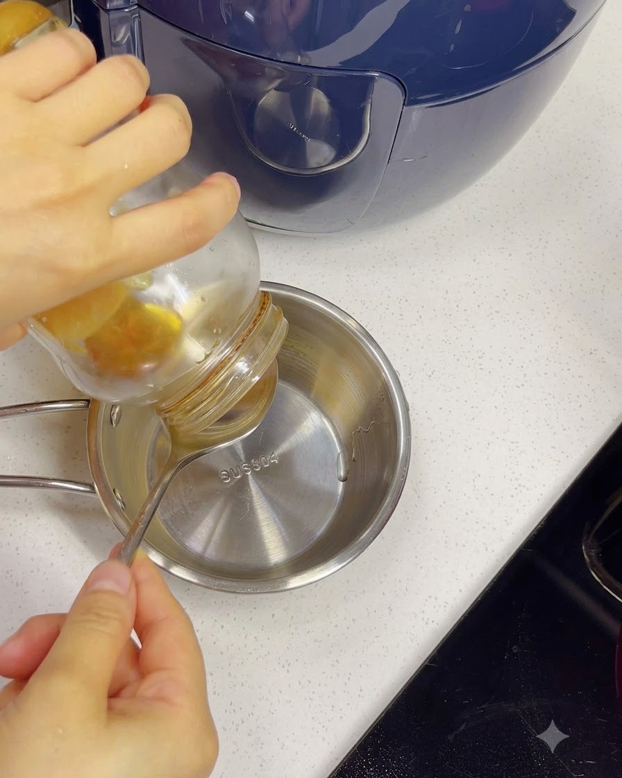 小さなボウルに入れた水に、スプーンではちみつを溶かしている様子。