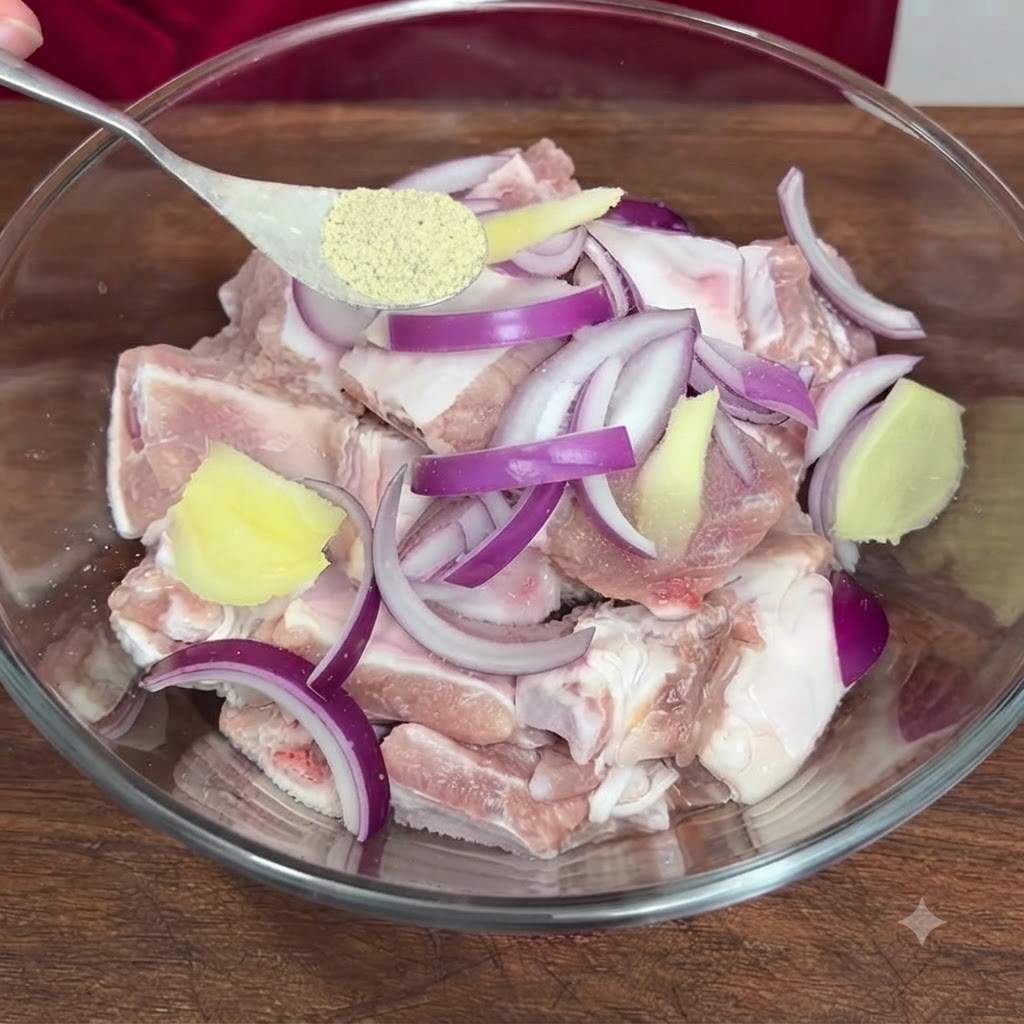 スプーンですくった胡椒を味付けした豚肉のボウルに加えている様子。