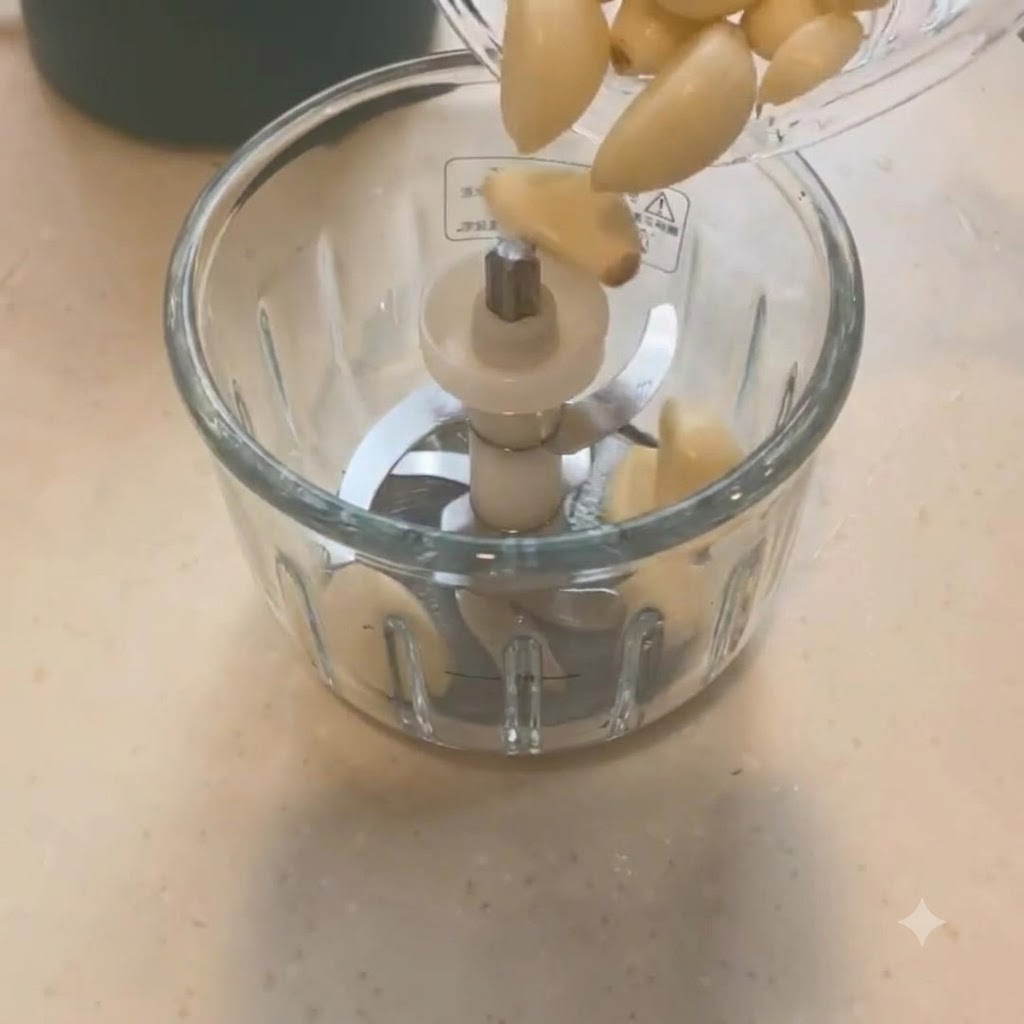 ブレードの付いたミニチョッパーににんにくの粒が投入されている様子。