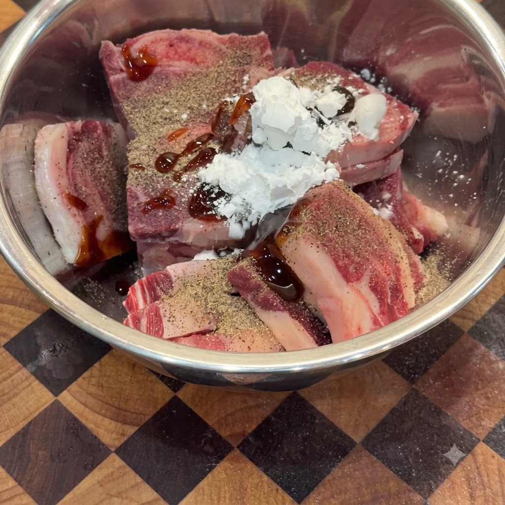 調味料やオイスターソース、片栗粉を混ぜ合わせた生の牛肉が入ったボウル。