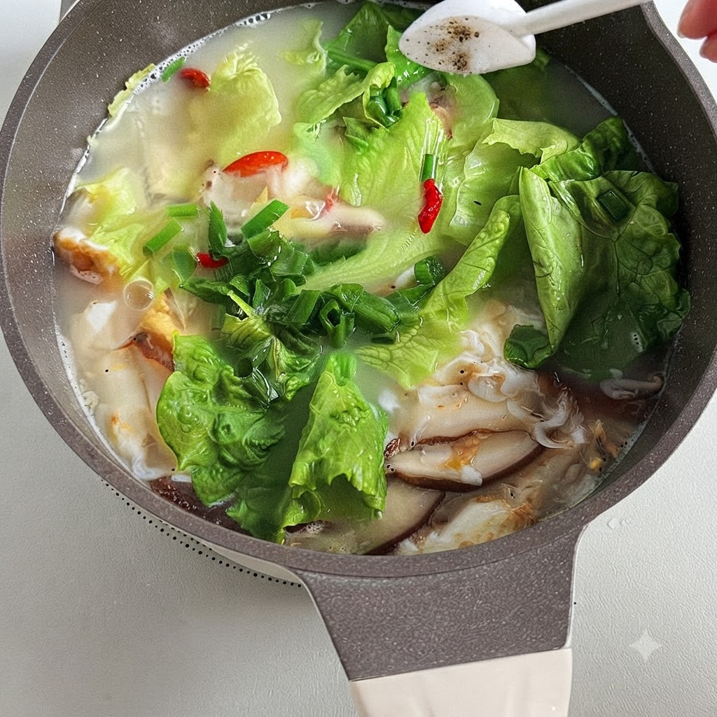 三鮮豆腐スープが入った鍋に、塩と白こしょうを振り入れている様子
