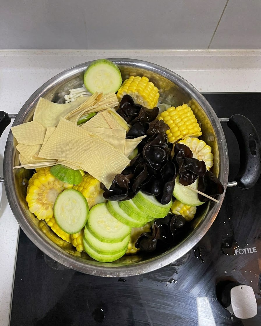 調理鍋の中、キャベツの上に野菜とキムチが美しく盛り付けられている様子。