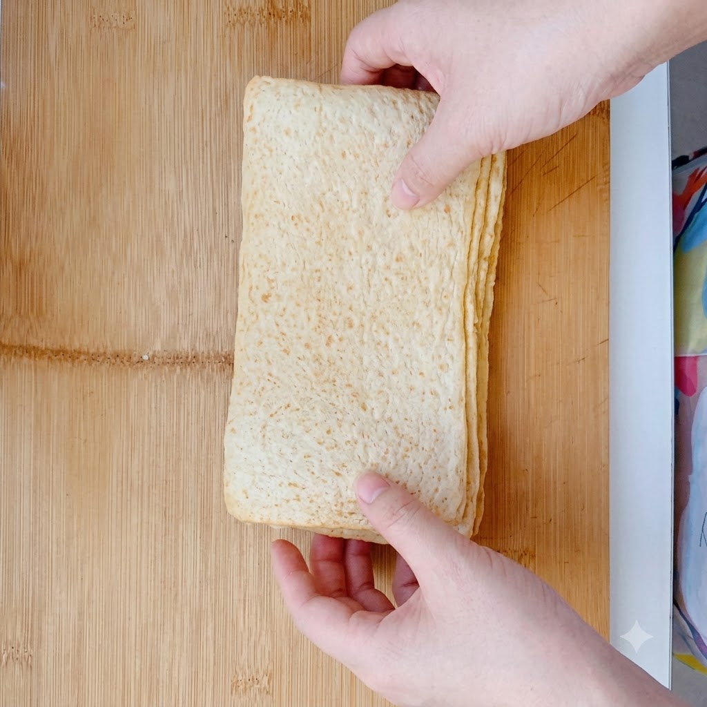 木製のまな板の上に大きく長方形にスライスされたフィッシュケーキ。