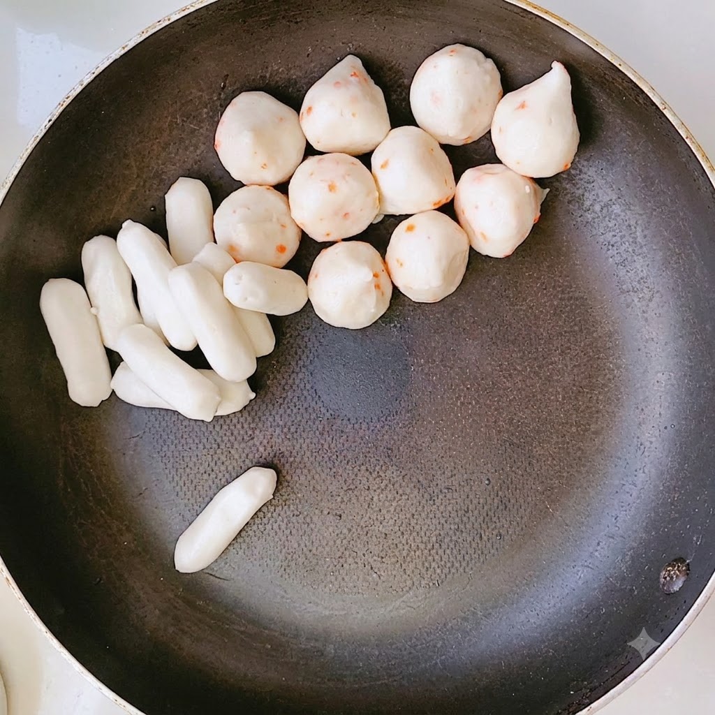 お餅や他の具材がきれいに並べられた鍋