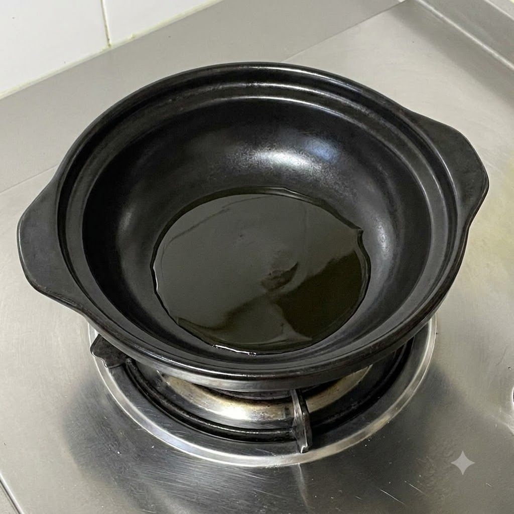 黒いセラミック製の鍋で熱した油の中で、刻んだ青ネギがジューシーに炒められている様子。