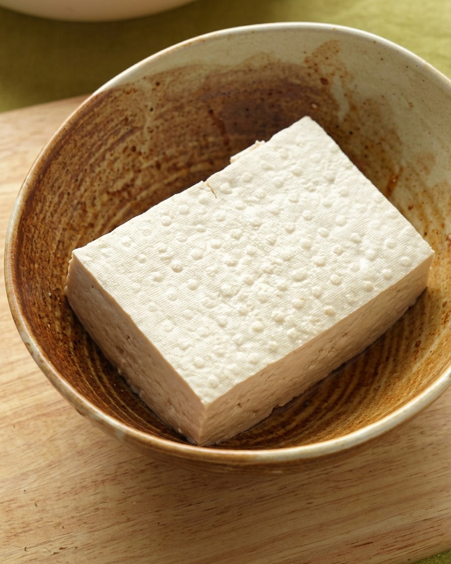 質感のある陶器のボウルに入れられた固めのお豆腐。