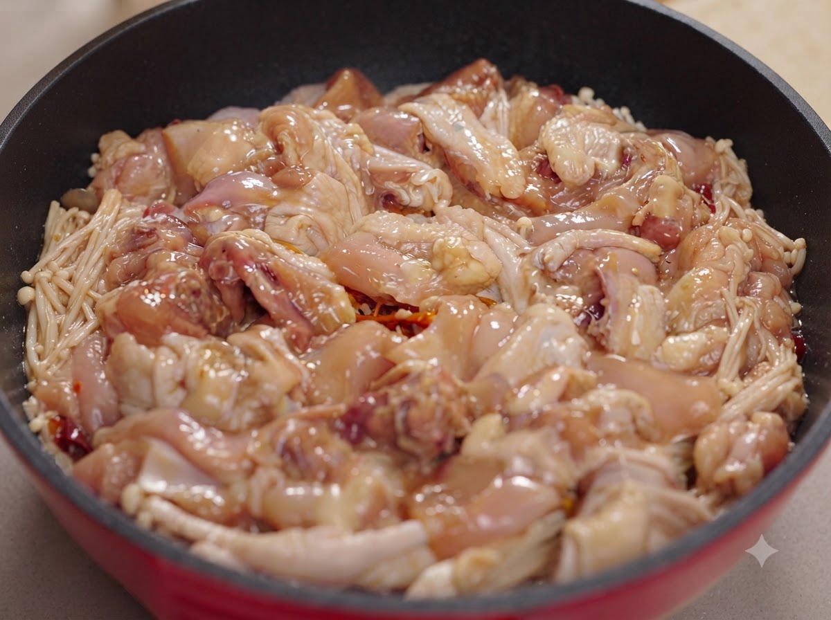 亮橙色的北虫草整齐地层叠在鸡肉表面。