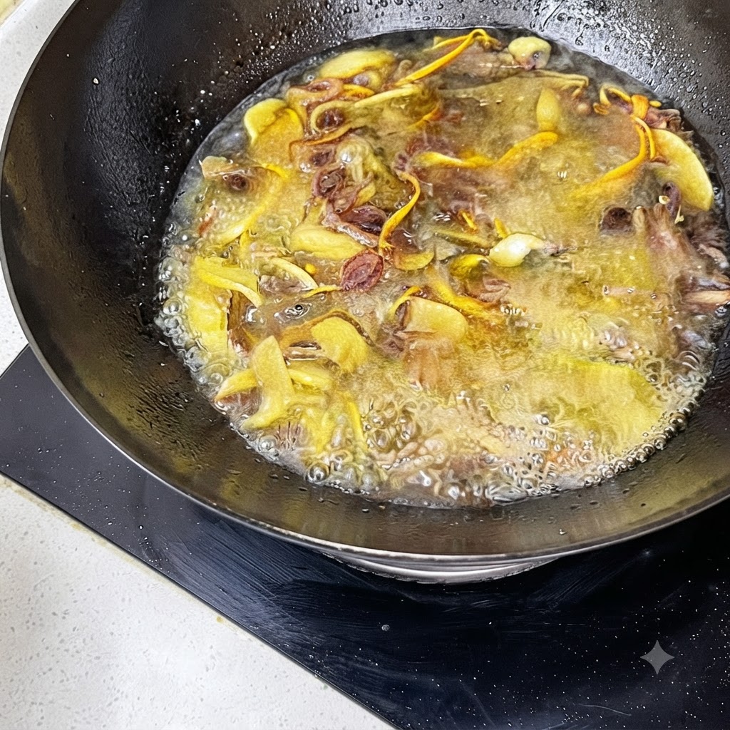 中華鍋でふつふつと煮えるキノコスープに、塩と薄口醤油が混ざっていく様子。