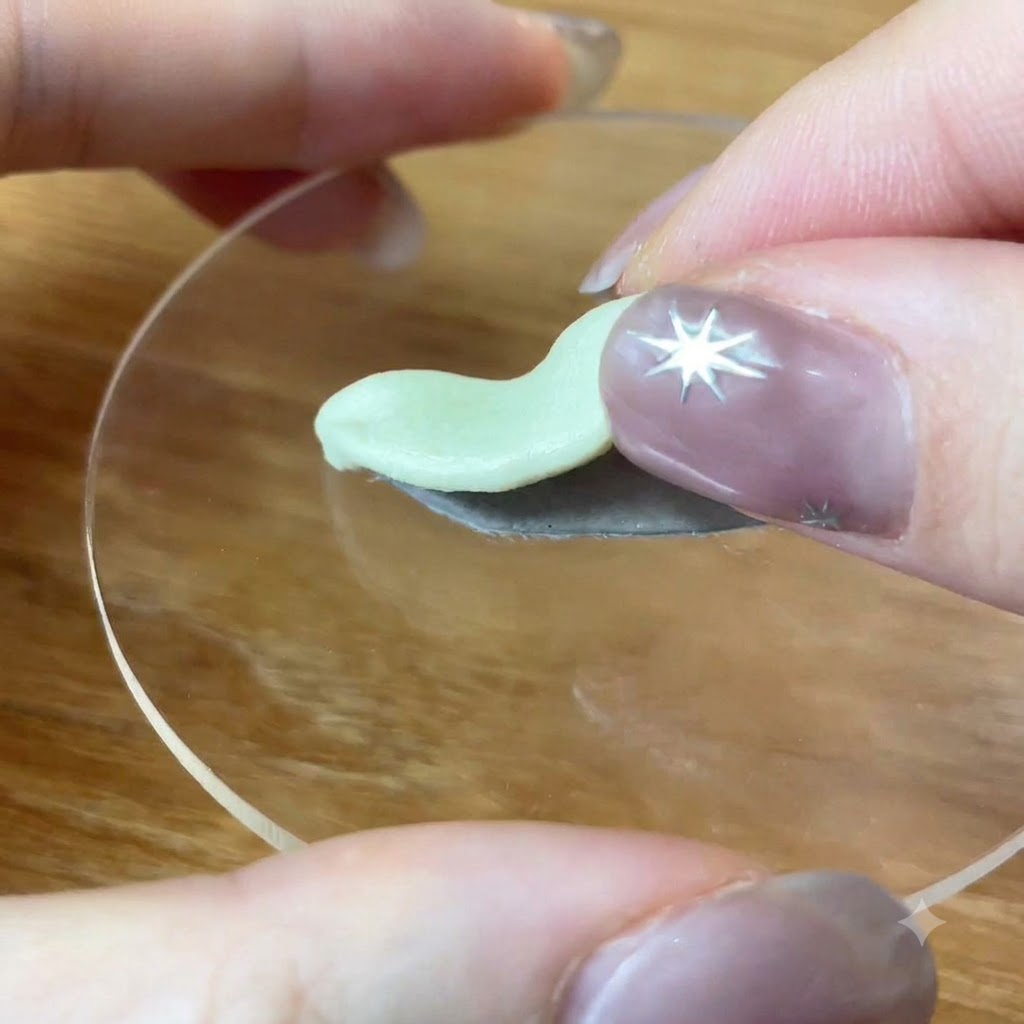 表面でグレーと明るい色のクレイが押し合わされ、重ねられている様子。