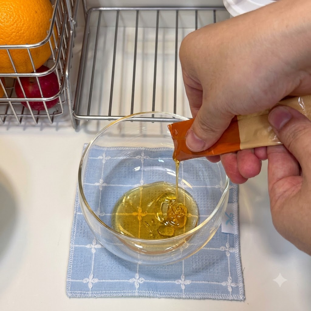 透明なガラスボウルにハチミツや各種調味料を入れてタレを混ぜ合わせている様子。