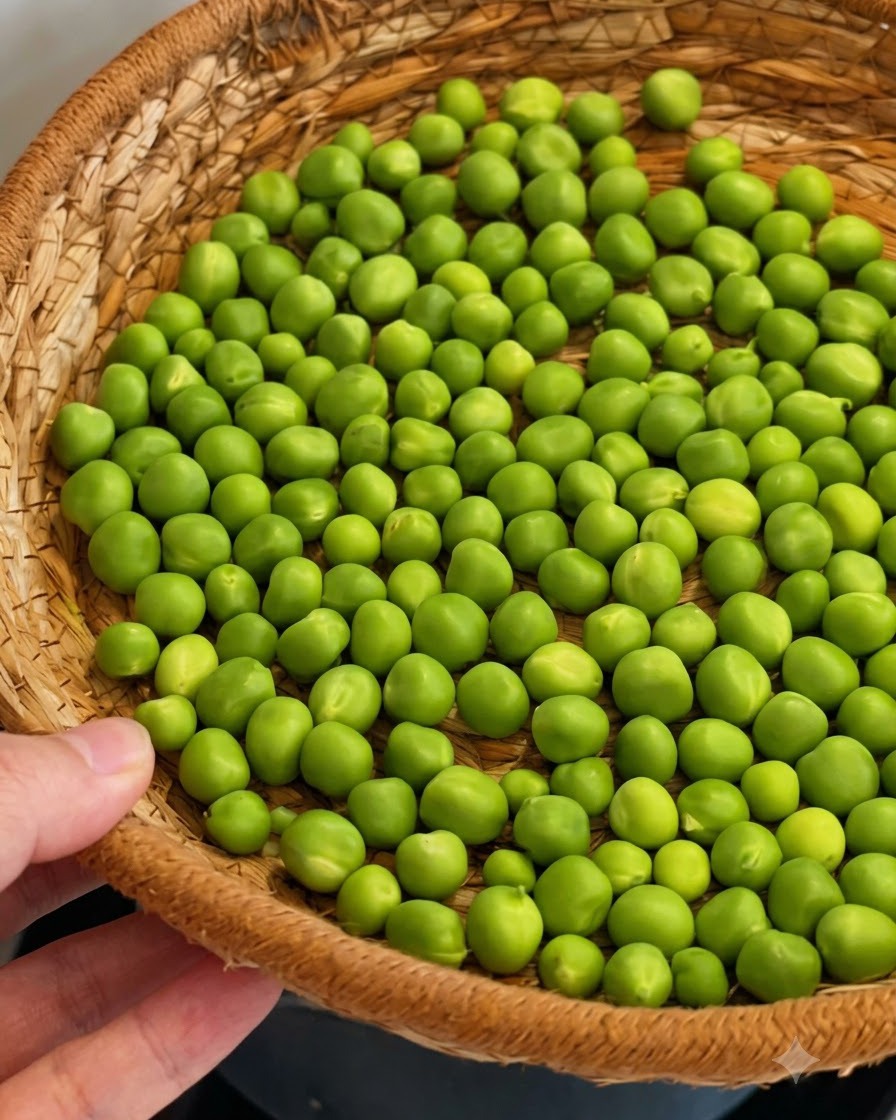 沸騰したお湯の中、金属製の網ざるに入った緑の枝豆を茹でている様子。