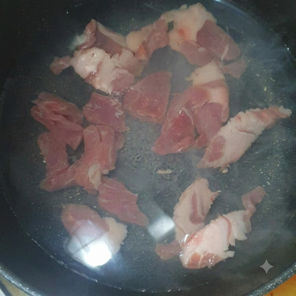 コンロの上の鍋で水に浸かり、煮込まれている生豚肉とあみ海老。