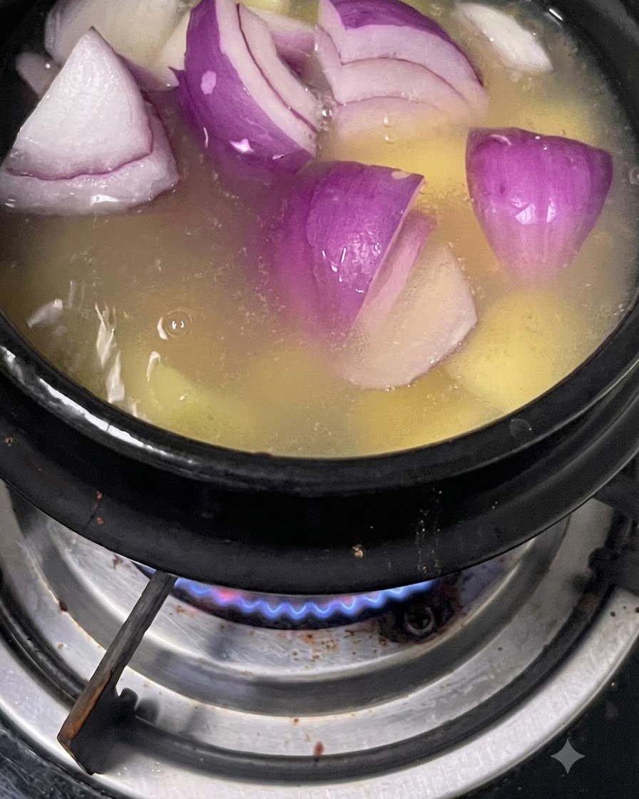 じゃがいもが入ったスープの鍋に浮かぶ、刻んだ紫玉ねぎ。
