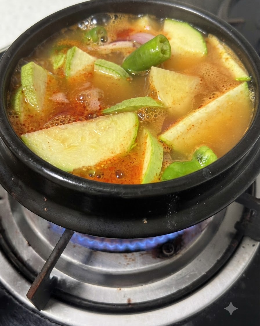 ズッキーニや唐辛子と一緒に、味付けされたスープで煮込まれるサイコロ状の豆腐。