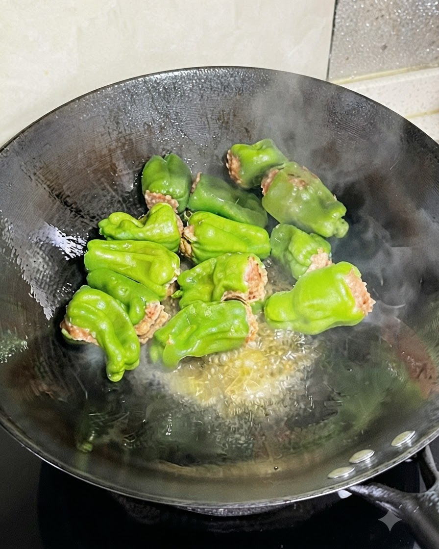フライパンで焼かれ、皮に香ばしい焦げ目がついているピーマン